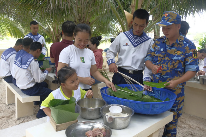 Soldiers and people on the island make ‘banh chung’ (square sticky rice cake) to welcome Tet.