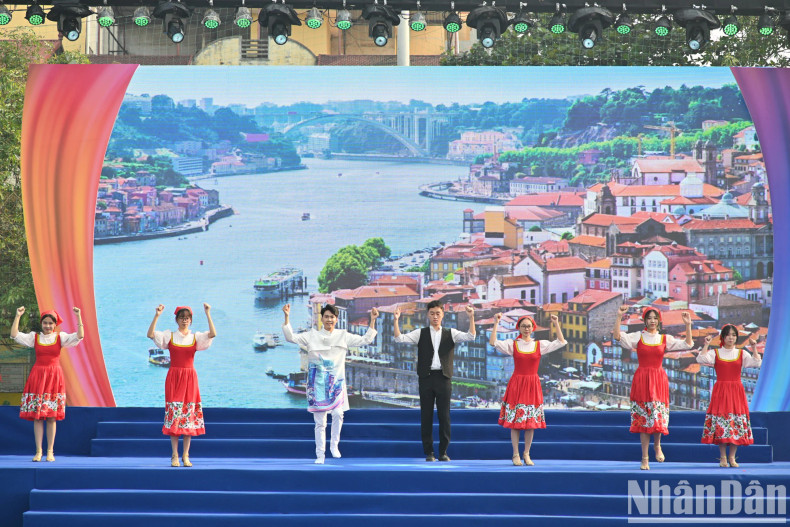 The festival aims to celebrate the 70th anniversary of the Liberation of Hanoi Capital and the 25th anniversary of Hanoi being honoured as the “City for Peace”. The festival aims to celebrate the 70th anniversary of the Liberation of Hanoi Capital and the 25th anniversary of Hanoi being honoured as the “City for Peace”.