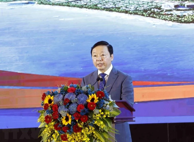 Deputy Prime Minister Tran Hong Ha speaks at the ceremony.