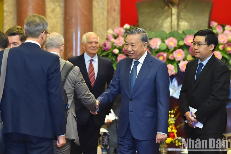 President To Lam and officials accompanying the EC’s Vice President.