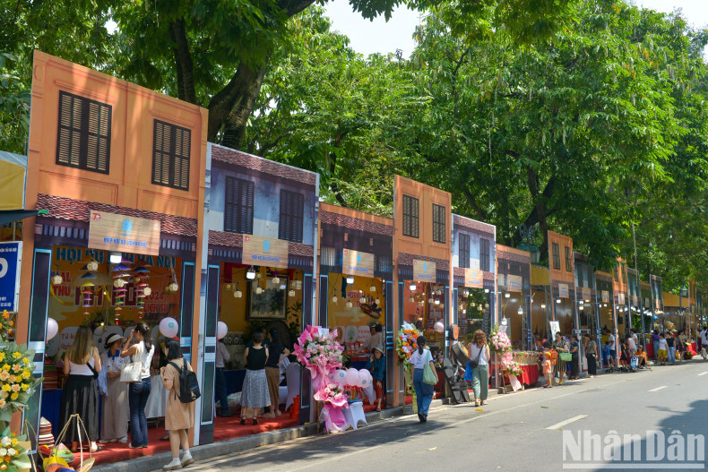 Exhibition booths modelled after houses in the old quarter add a distinctly “Hanoi atmosphere” to the festival.