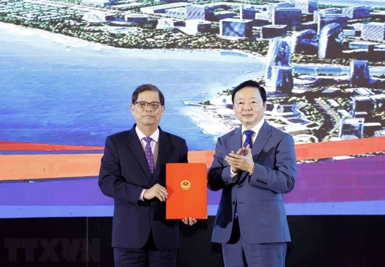 Deputy Prime Minister Tran Hong Ha hands over the Prime Minister’s Decision to Chairman of Khanh Hoa Provincial People’s Committee Nguyen Tan Tuan.