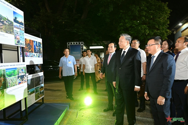 President To Lam visits a display of journalism works (Photo: qdnd.vn)