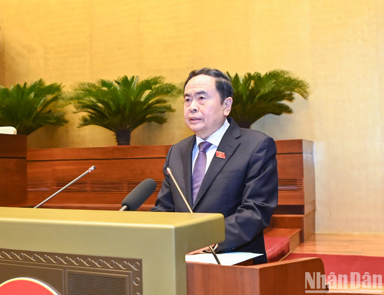 NA Chairman Tran Thanh Man presents an opening speech at the extraordinary session.