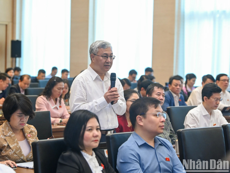 NA deputy Tran Van Lam from Bac Giang Province gives opinions at the discussion.