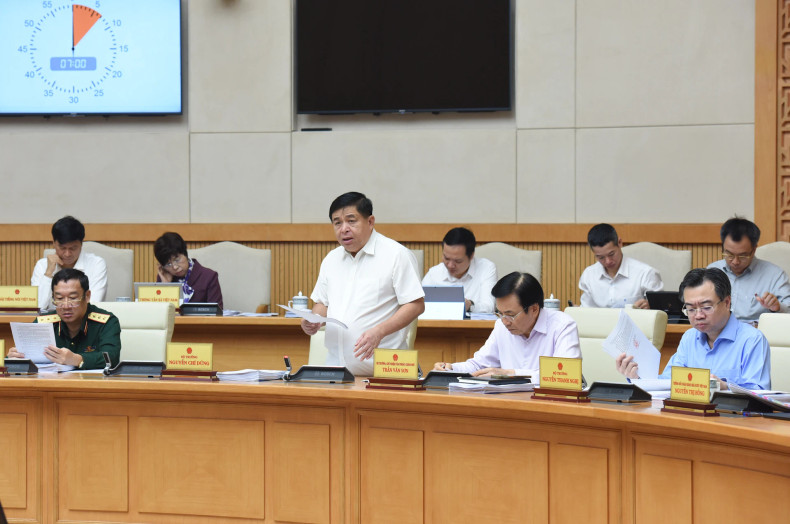 Minister of Planning and Investment Nguyen Chi Dung reports on the socio-economic situation in October. Minister of Planning and Investment Nguyen Chi Dung reports on the socio-economic situation in October.