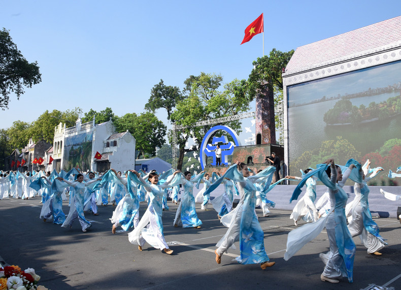 A dance performance under the “Heritage Flow” part.