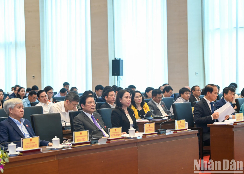 Acting President Vo Thi Anh Xuan and other leaders of the Party, State, and Vietnam Fatherland Front take part in the conference.