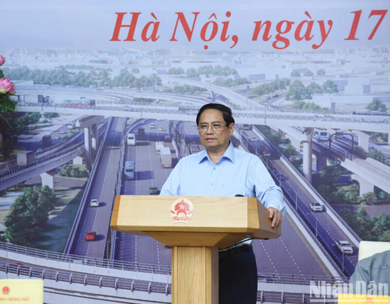 PM Pham Minh Chinh calls on all relevant units to strive to complete strategic transport infrastructure projects.