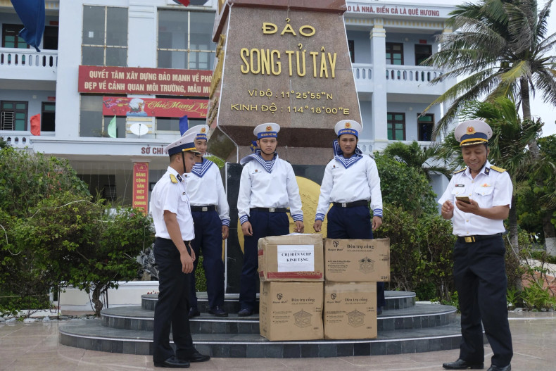 Soldiers and people on Song Tu Tay Island receive Tet gifts sent from the mainland.