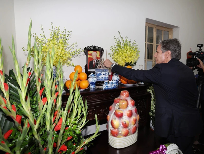 US Secretary of State Antony Blinken lights incense in commemoration of Party General Secretary Nguyen Phu Trong. US Secretary of State Antony Blinken lights incense in commemoration of Party General Secretary Nguyen Phu Trong.