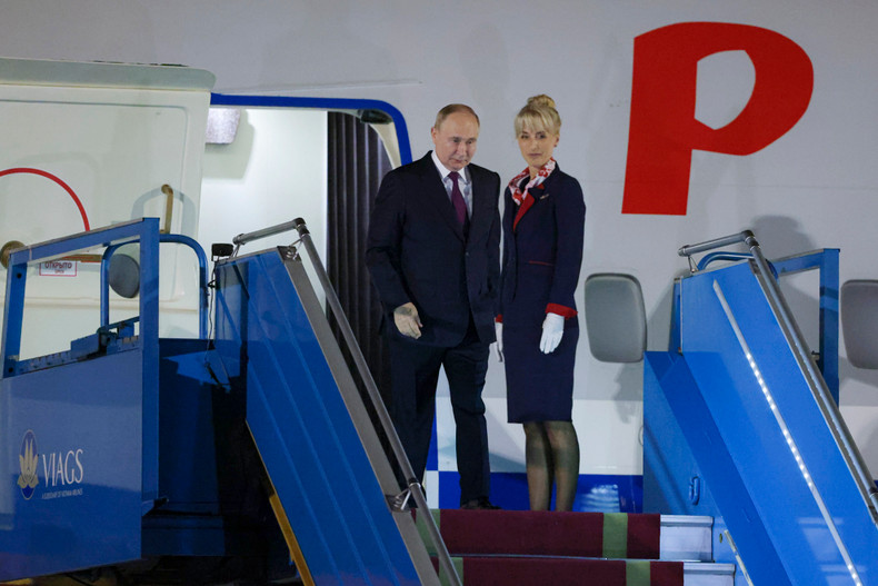 President Vladimir Putin and his high-ranking delegation arrive in Hanoi on the early morning of June 20, starting the state visit to Vietnam. President Vladimir Putin and his high-ranking delegation arrive in Hanoi on the early morning of June 20, starting the state visit to Vietnam.