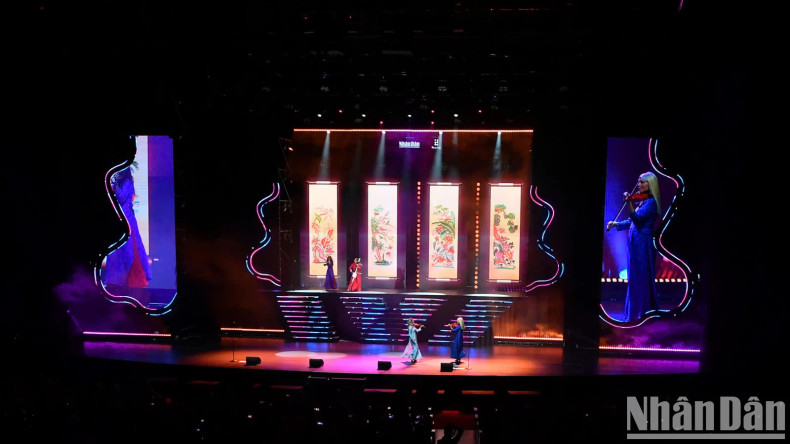 The stage features the image of a violin and the seductive curves of a girl. The stage features the image of a violin and the seductive curves of a girl.