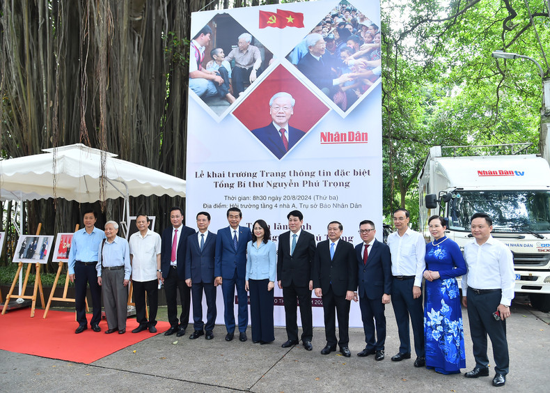 Standing member of the Party Central Committee’s Secretariat Luong Cuong and delegates at the photo exhibition on General Secretary Nguyen Phu Trong. Standing member of the Party Central Committee’s Secretariat Luong Cuong and delegates at the photo exhibition on General Secretary Nguyen Phu Trong.