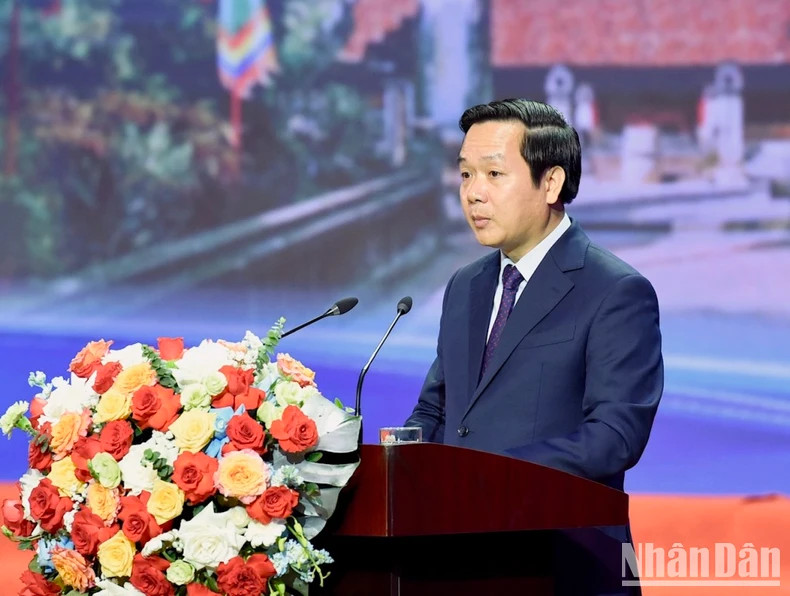 Chairman of Ninh Binh Provincial People’s Committee Pham Quang Ngoc delivers a speech at the conference. Chairman of Ninh Binh Provincial People’s Committee Pham Quang Ngoc delivers a speech at the conference.