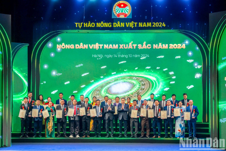 NA Chairman Tran Thanh Man and Chairman of the Vietnam Farmers’ Union Luong Quoc Doan present the certificate to outstanding Vietnamese farmers. NA Chairman Tran Thanh Man and Chairman of the Vietnam Farmers’ Union Luong Quoc Doan present the certificate to outstanding Vietnamese farmers.