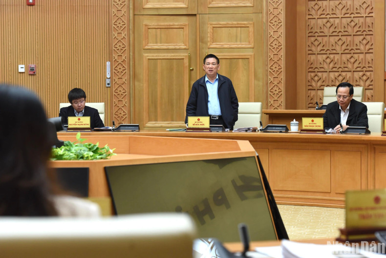 Minister of Finance Ho Duc Phoc is speaking at the meeting. Minister of Finance Ho Duc Phoc is speaking at the meeting.