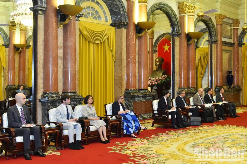 Delegates accompany EC’s Vice President at the reception.