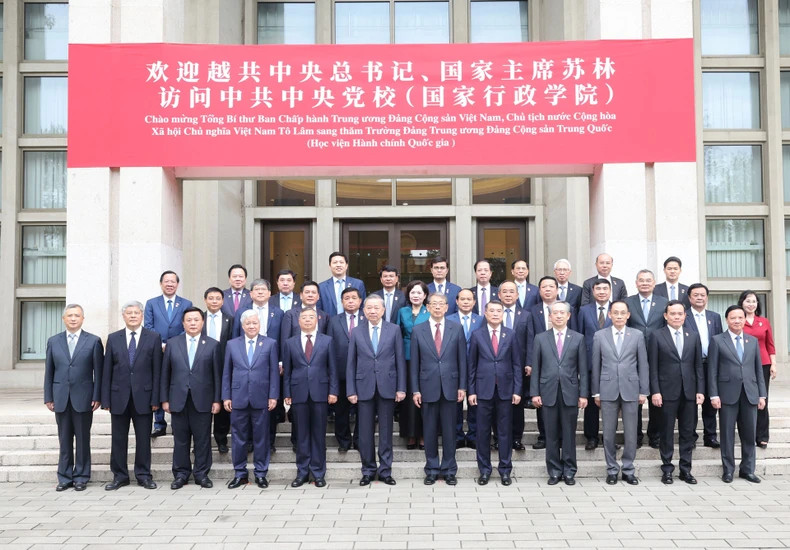 General Secretary and President To Lam and delegates pose for photos at the Central Party School of the Communist Party of China.