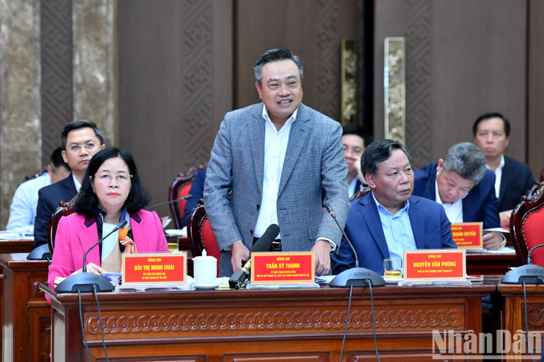 Chairman of the Hanoi People's Committee Tran Sy Thanh speaks at the session. Chairman of the Hanoi People's Committee Tran Sy Thanh speaks at the session.