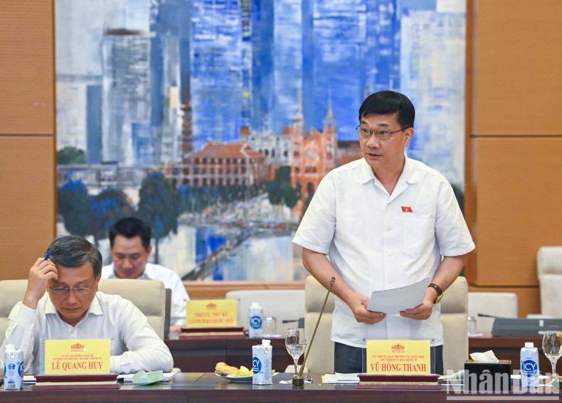Chairman of the NA Economic Committee Vu Hong Thanh speaks at the meeting. Chairman of the NA Economic Committee Vu Hong Thanh speaks at the meeting.