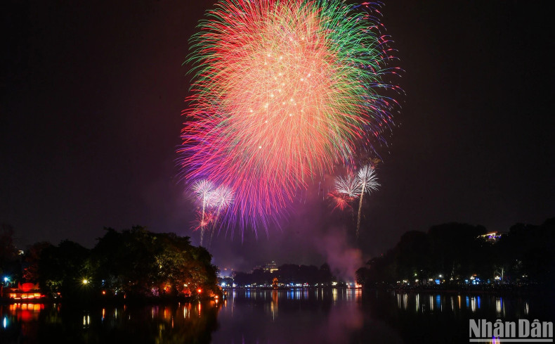 An eye-catching firework display in the sky of Hanoi on New Year’s Eve. An eye-catching firework display in the sky of Hanoi on New Year’s Eve.