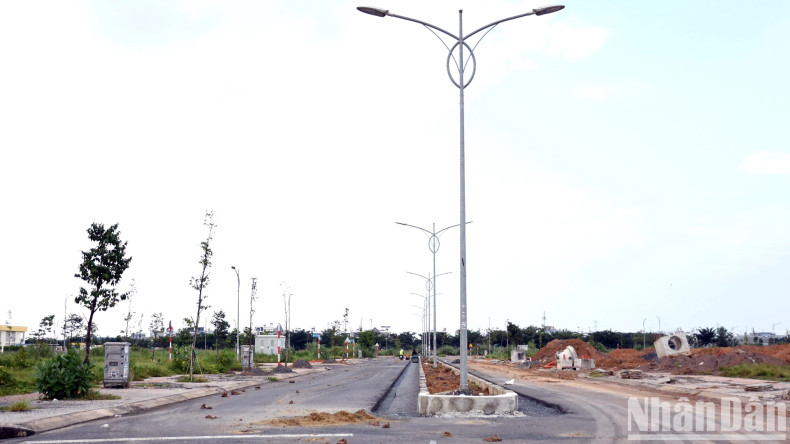 A road in the resettlement area continues to be completed. A road in the resettlement area continues to be completed.