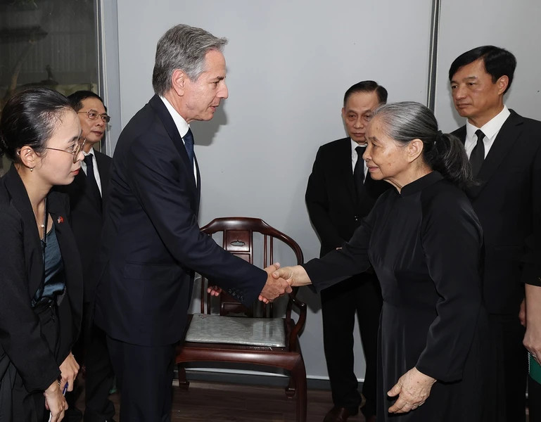 US Secretary of State Antony Blinken offers condolences to Ngo Thi Man, the spouse of Party General Secretary Nguyen Phu Trong. US Secretary of State Antony Blinken offers condolences to Ngo Thi Man, the spouse of Party General Secretary Nguyen Phu Trong.