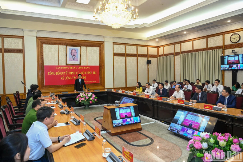 A view of the ceremony handing over the decision on the appointment of the Chief of the PCC Office. A view of the ceremony handing over the decision on the appointment of the Chief of the PCC Office.