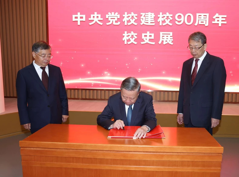 The top Vietnamese leader writes on the guest book of the Central Party School of the Communist Party of China.