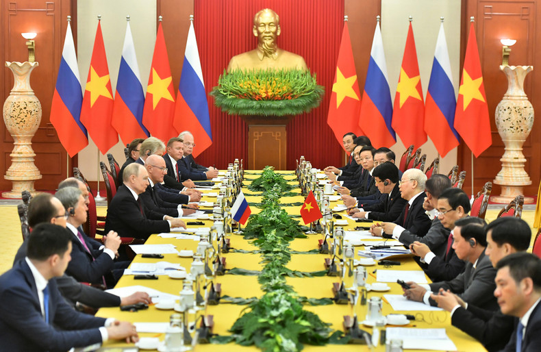 General Secretary Nguyen Phu Trong and the high-ranking Vietnamese delegation hold talks with President Vladimir Putin and the Russian delegation. General Secretary Nguyen Phu Trong and the high-ranking Vietnamese delegation hold talks with President Vladimir Putin and the Russian delegation.