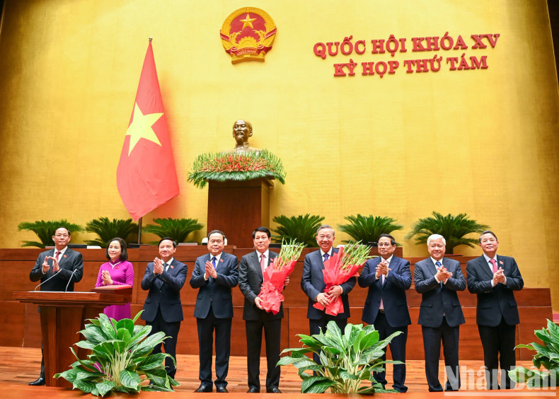 Prime Minister Pham Minh Chinh, National Assembly Chairman Tran Thanh Man, Chairman of the Central Committee of the Vietnam Fatherland Front Do Van Chien and Vice Chairmen of the National Assembly present flowers to Party General Secretary To Lam and President Luong Cuong. Prime Minister Pham Minh Chinh, National Assembly Chairman Tran Thanh Man, Chairman of the Central Committee of the Vietnam Fatherland Front Do Van Chien and Vice Chairmen of the National Assembly present flowers to Party General Secretary To Lam and President Luong Cuong.