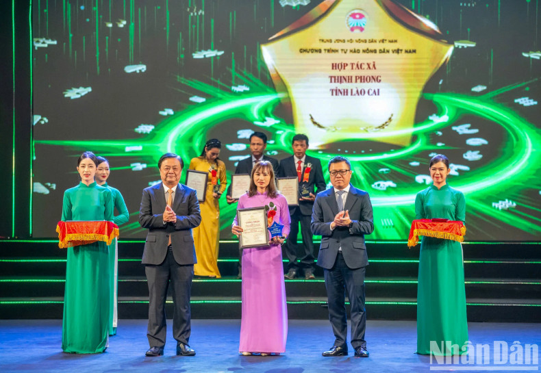 Minister of Agriculture and Rural Development Le Minh Hoan and Editor-in-Chief of Nhan Dan Newspaper Le Quoc Minh present the logo and certificate to outstanding agricultural cooperatives. Minister of Agriculture and Rural Development Le Minh Hoan and Editor-in-Chief of Nhan Dan Newspaper Le Quoc Minh present the logo and certificate to outstanding agricultural cooperatives.