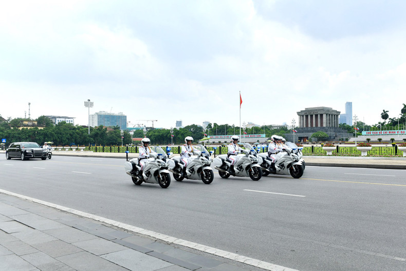The car carrying President Vladimir Putin passes through Ba Dinh Square and President Ho Chi Minh's Mausoleum. The car carrying President Vladimir Putin passes through Ba Dinh Square and President Ho Chi Minh's Mausoleum.