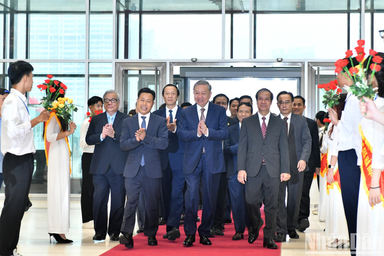 The Party General Secretary attends the meeting