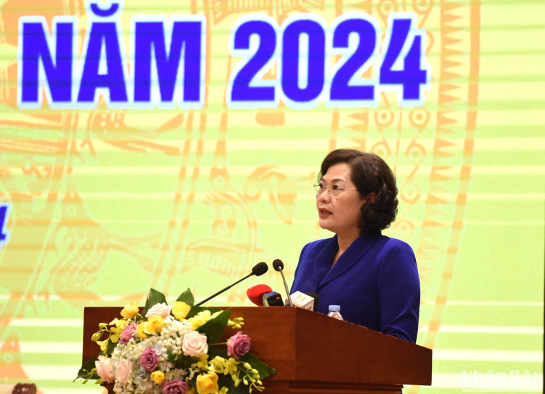 Governor of the State Bank of Vietnam Nguyen Thi Hong delivers a speech at the opening of the conference.
