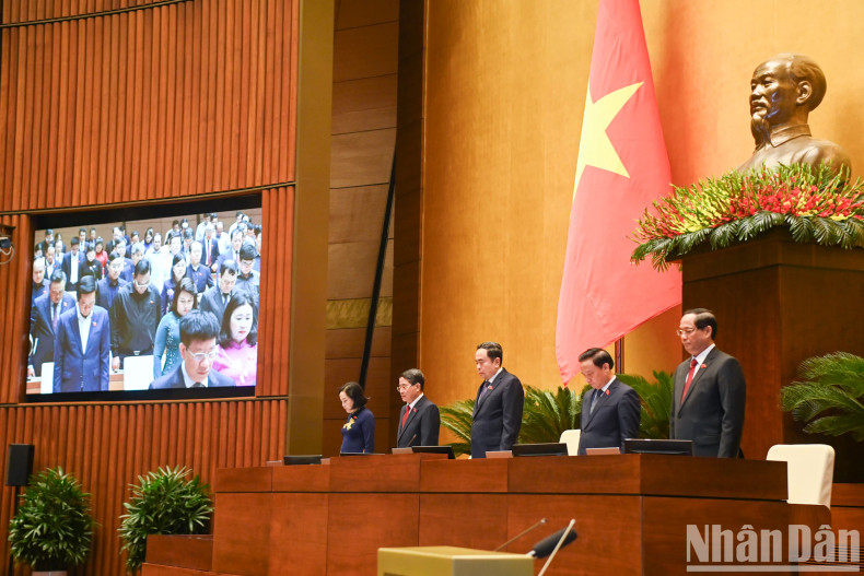 NA Chairman Tran Thanh Man and NA Vice Chairmen observe a minute of silence in commemoration of late Party General Secretary Nguyen Phu Trong.