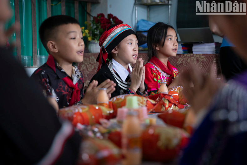 The Sala delegation also visited and presented gifts to pupils at Khau Bung School in Quyet Tien Commune, Quan Ba District. The Sala delegation also visited and presented gifts to pupils at Khau Bung School in Quyet Tien Commune, Quan Ba District.