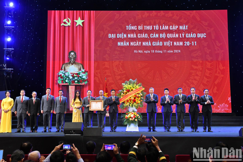 Flowers are presented by General Secretary To Lam to congratulate teachers on the occasion.
