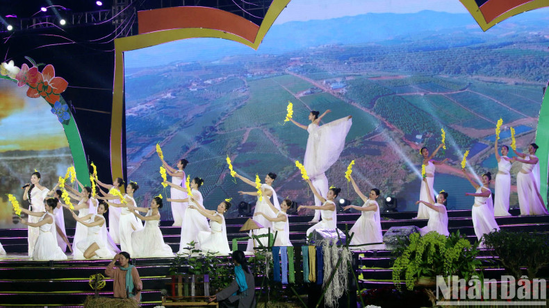 Along with “Tea Fragrance, Silk Elegance,” Bao Loc is graced by the presence of the regal orchid flower. Along with “Tea Fragrance, Silk Elegance,” Bao Loc is graced by the presence of the regal orchid flower.