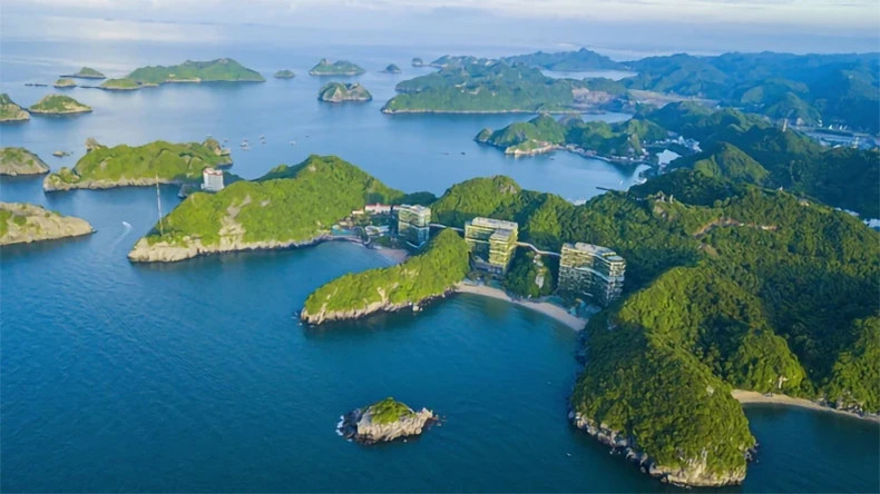 The Cat Ba Archipelago, located in Cat Hai District (Hai Phong), consists of 367 large and small islands, featuring smooth white sand beaches with crystal-clear water where one can see the bottom. (Photo: VNA)