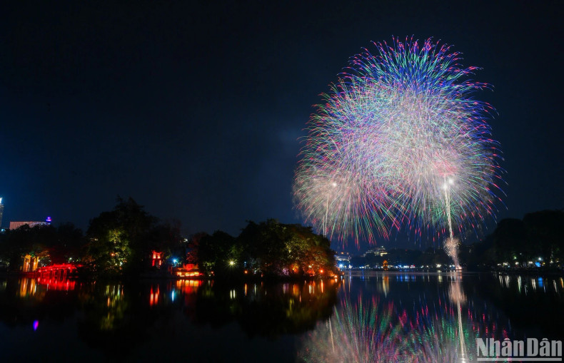 Hanoi organises fireworks shows in 30 districts and towns with 32 fireworks venues. There are nine high-range fireworks displays and 23 low-range fireworks displays across the city. Hanoi organises fireworks shows in 30 districts and towns with 32 fireworks venues. There are nine high-range fireworks displays and 23 low-range fireworks displays across the city.