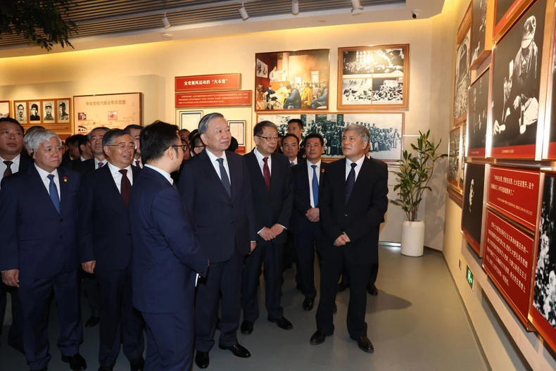General Secretary and President To Lam visits the hall of traditions of the Central Party School of the Communist Party of China.