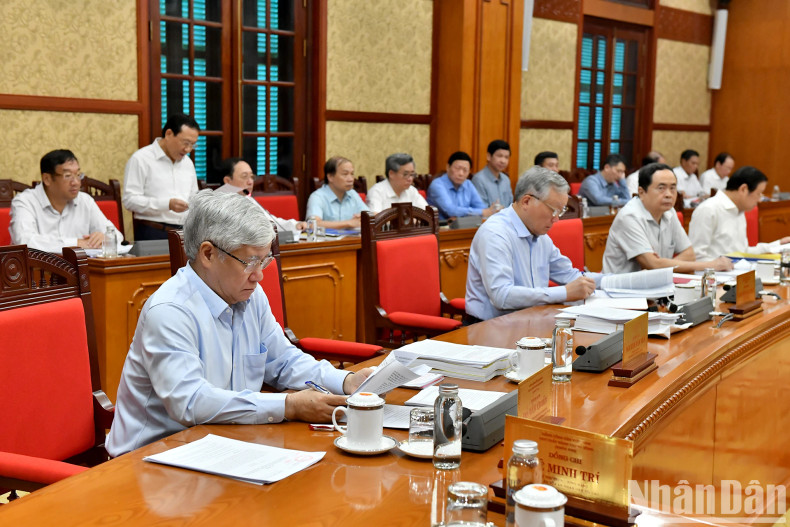 Party and State leaders are present at the meeting. Party and State leaders are present at the meeting.