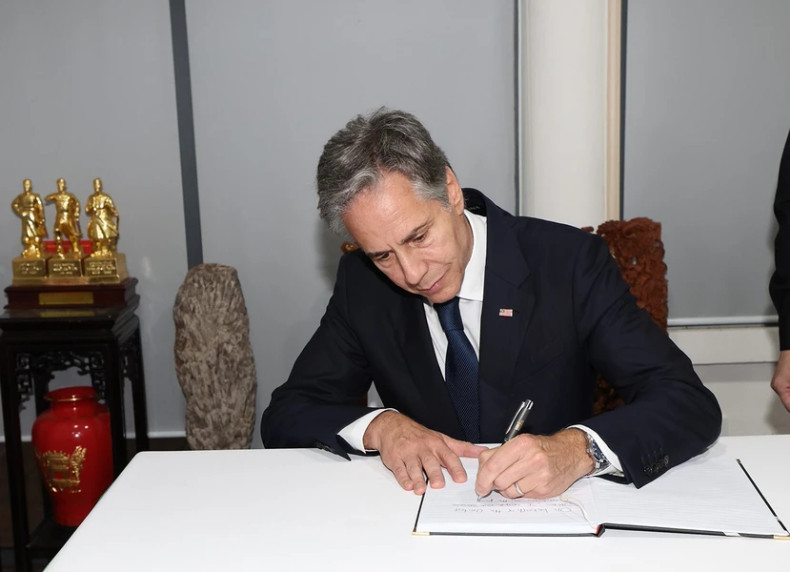US Secretary of State Antony Blinken writes condolences in the condolence book for the Party leader. (Photo: VNA) US Secretary of State Antony Blinken writes condolences in the condolence book for the Party leader. (Photo: VNA)