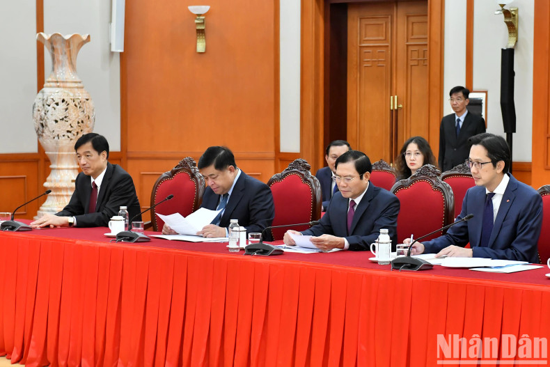 Delegates attend the phone talks Delegates attend the phone talks