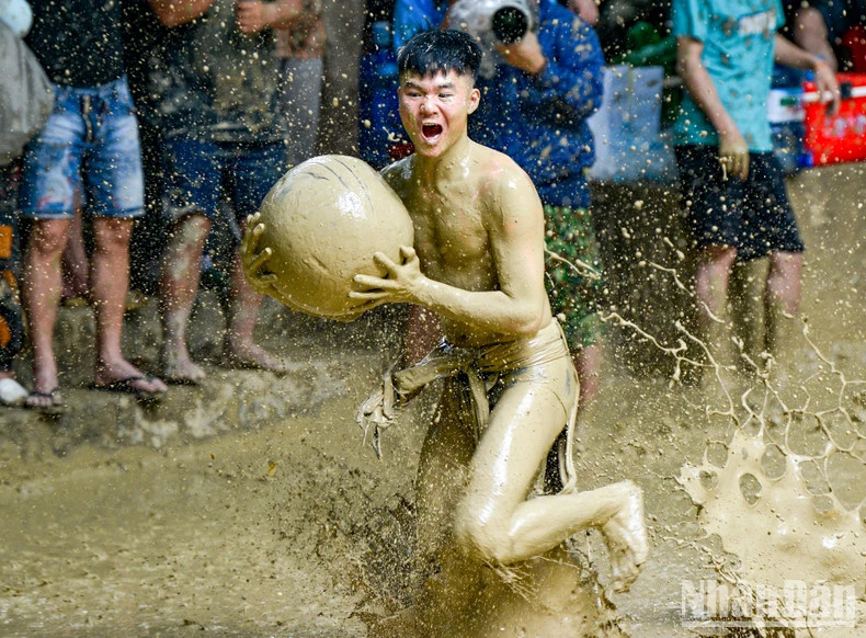 The players try to place the ball into the hole. The players try to place the ball into the hole.