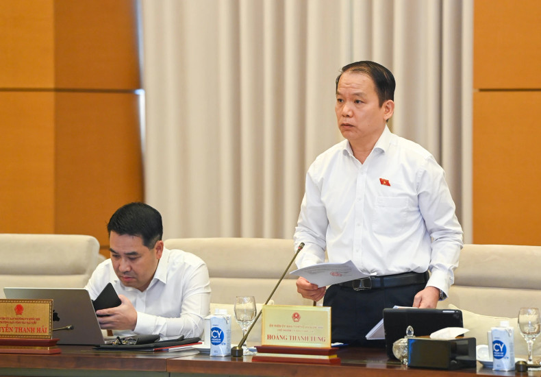 Chairman of the NA’s Law Committee Hoang Thanh Tung gives comments on the draft law.