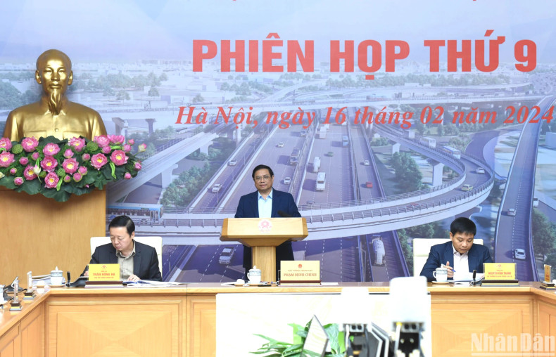 Prime Minister Pham Minh Chinh speaking at the session.
