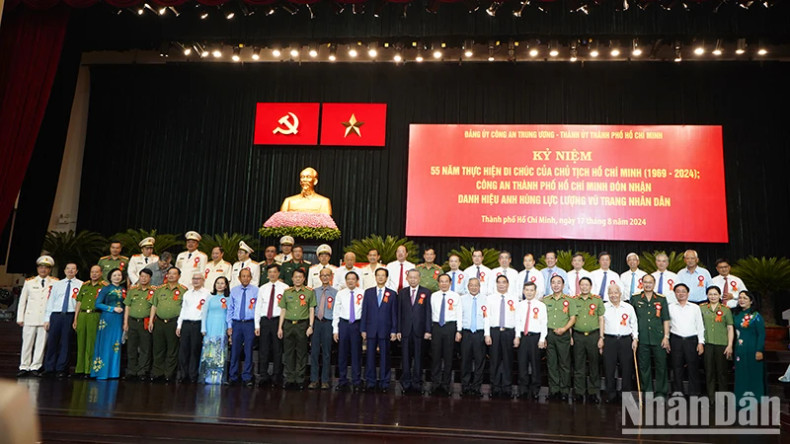 General Secretary and President To Lam and former and incumbent leaders of the Party and State pose for photos. General Secretary and President To Lam and former and incumbent leaders of the Party and State pose for photos.